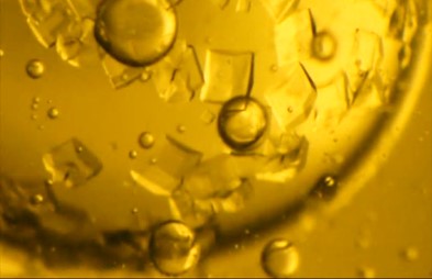 Crystallization of heat storage material around an oil droplet